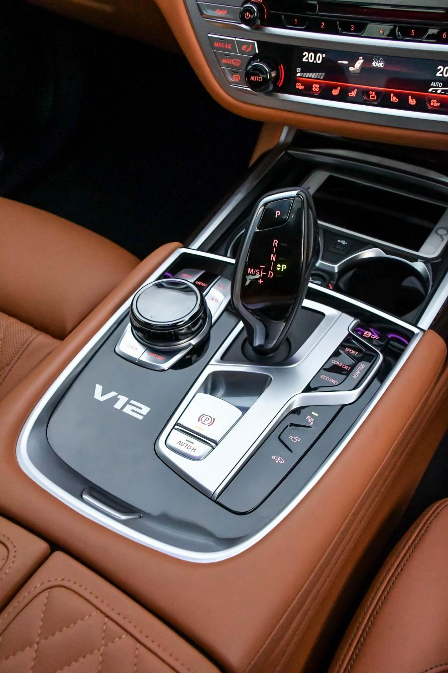 Детали интерьера BMW M760Li xDrive (G12) 2019 года  (ZA) (фото 15 из 25)
